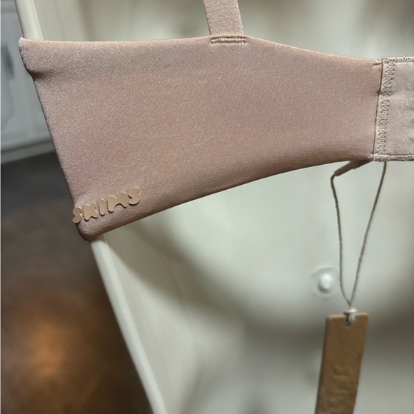 SKIMS Wireless form lightly lined bra 32C - Picture 7 of 9